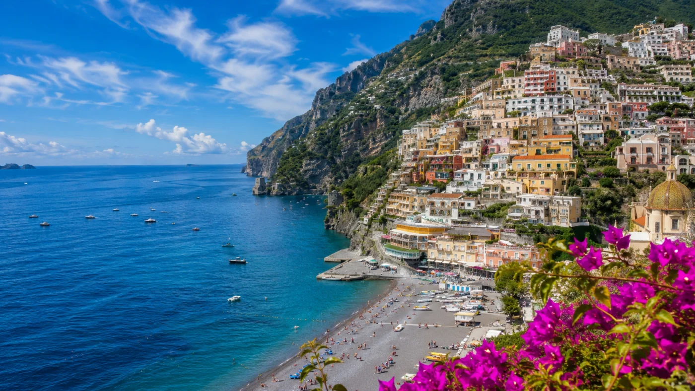Kleurrijke huizen van Positano aan de Amalfikust, met strand en boten aan de blauwe zee