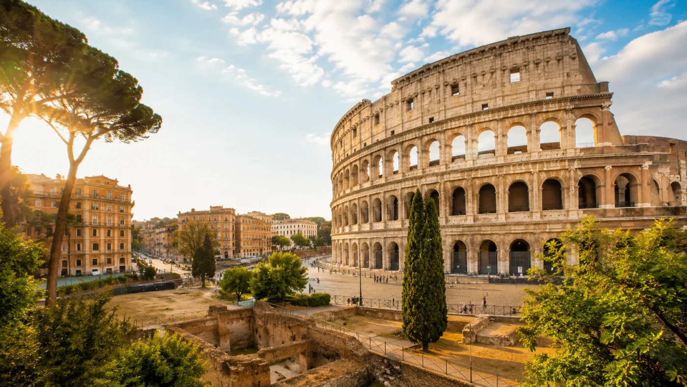 Het Colosseum in Rome in gouden avondlicht, met parasoldennen en cipressen